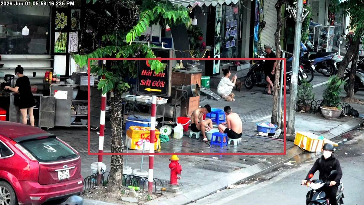 Sau 1 tuần thí điểm 'siêu phẩm' tuần tra trên không, Công an Hà Nội công bố loạt hình ảnh vi phạm 'nét căng' - Ảnh 1.