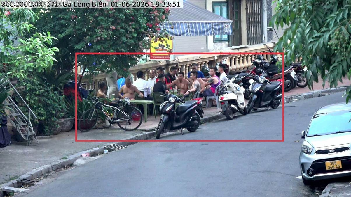 Sau 1 tuần thí điểm 'siêu phẩm' tuần tra trên không, Công an Hà Nội công bố loạt hình ảnh vi phạm 'nét căng' - Ảnh 2.