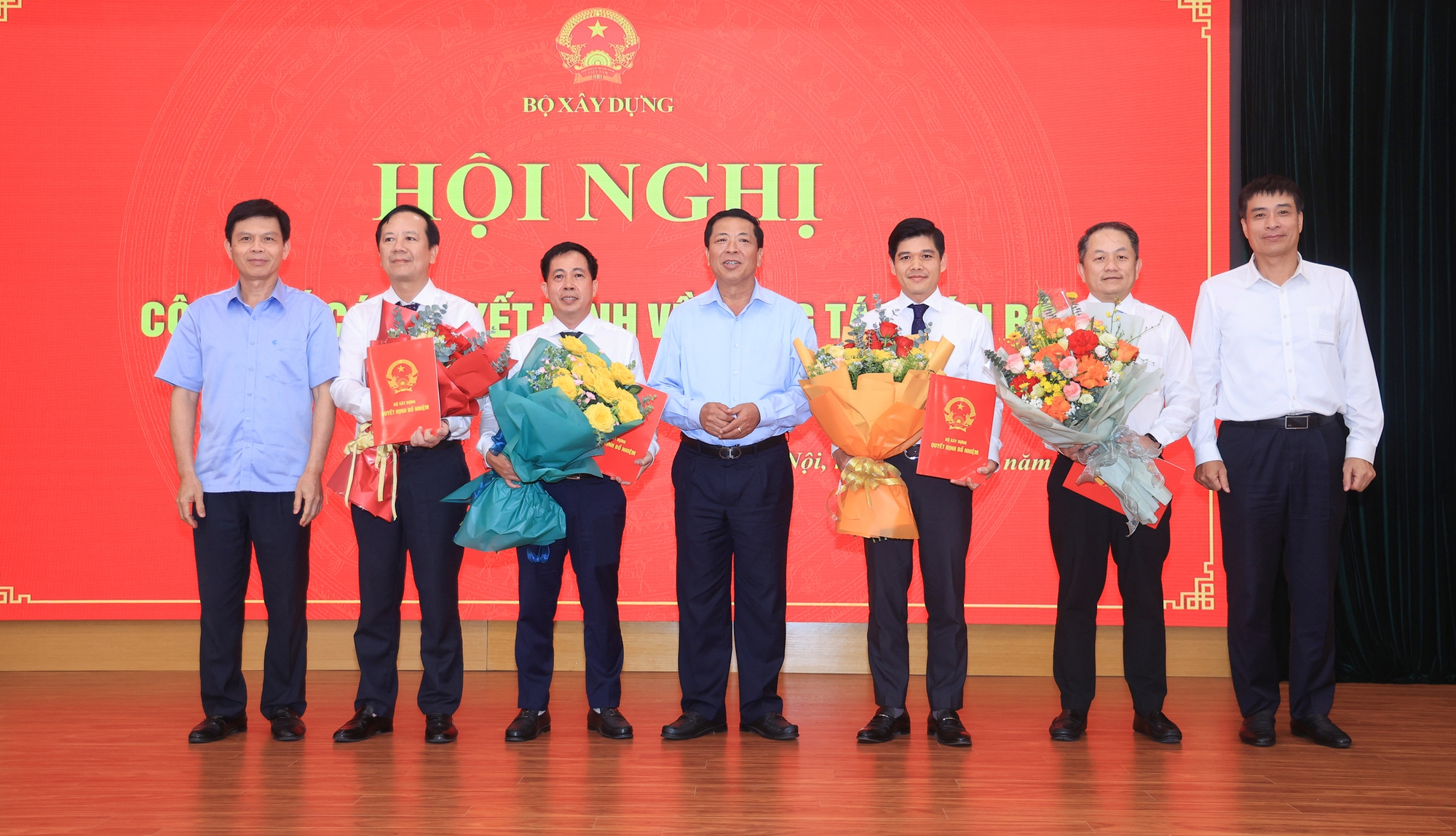 Bộ Xây dựng điều động, bổ nhiệm nhiều nhân sự - Ảnh 1.