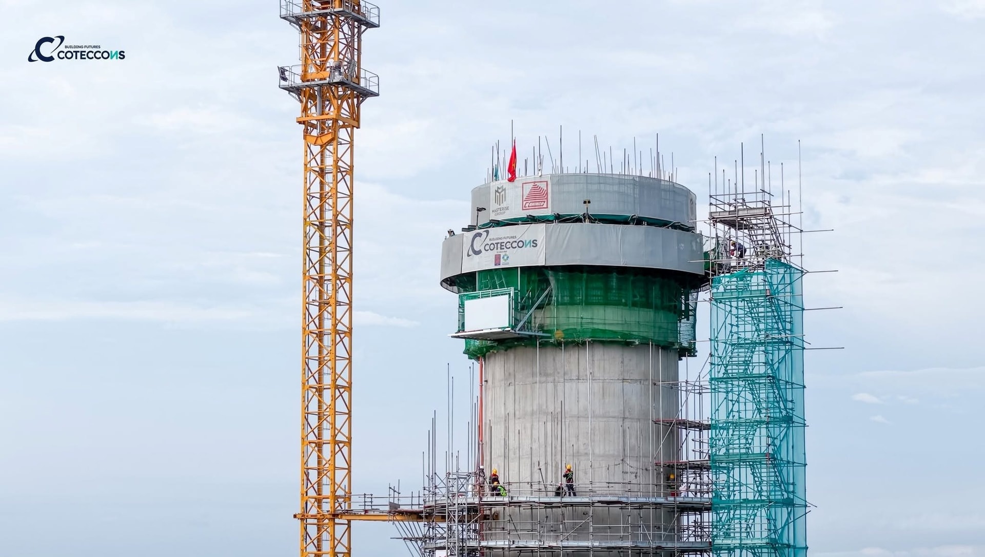 Tòa tháp cao 127m vừa được cất nóc tại, đại dự án hàng không 196.000 tỷ đồng của Masterise tiến thêm cột mốc mới- Ảnh 1.