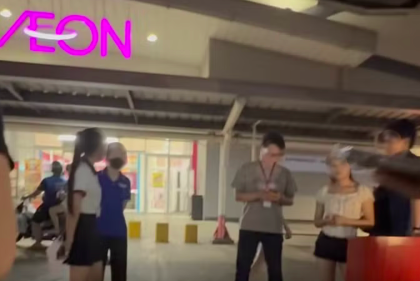 Nữ khách hàng tố bị quy chụp ăn cắp ở Aeon Long Biên: Diễn biến mới nhất - Ảnh 1. Nữ khách hàng tố bị quy chụp ăn cắp ở Aeon Long Biên: Diễn biến mới nhất - Ảnh 1.