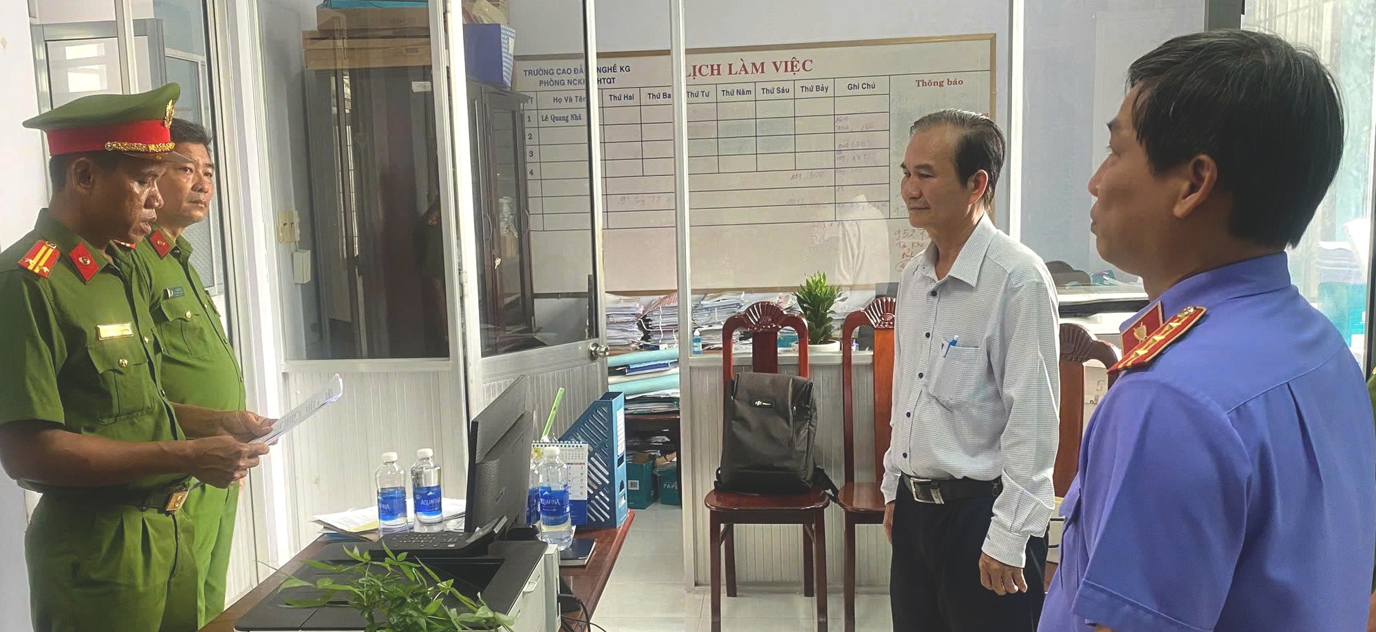 Khởi tố, cấm đi khỏi nơi cư trú nguyên hiệu trưởng Nhan Thanh Liêm- Ảnh 1.