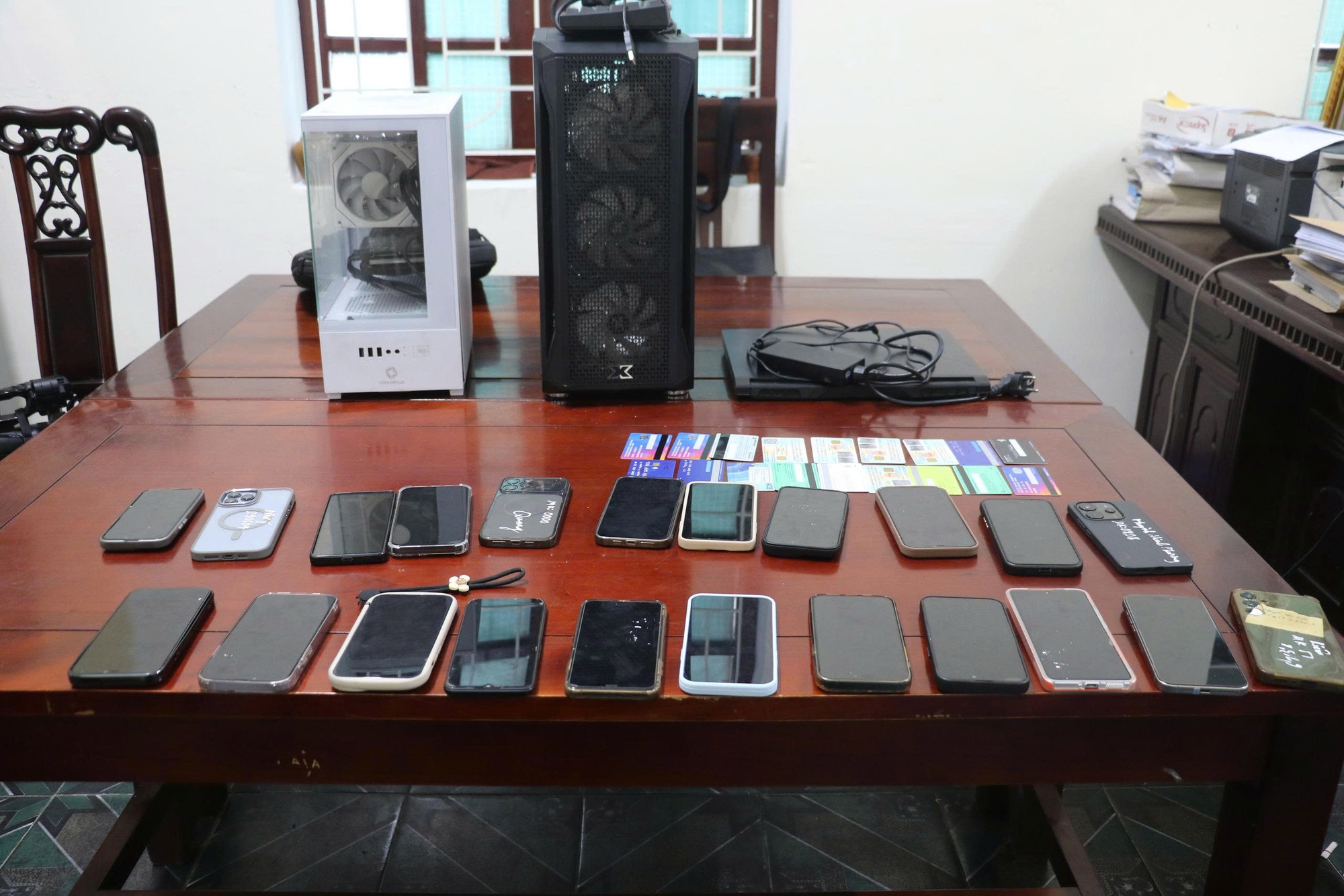 20 tổ công tác phá chuyên án đặc biệt lớn, khám xét tại 8 tỉnh thành, bắt 'đầu sỏ' Nguyễn Văn Tuấn SN 1988- Ảnh 3. 20 tổ công tác phá chuyên án đặc biệt lớn, khám xét tại 8 tỉnh thành, bắt 'đầu sỏ' Nguyễn Văn Tuấn SN 1988- Ảnh 3.