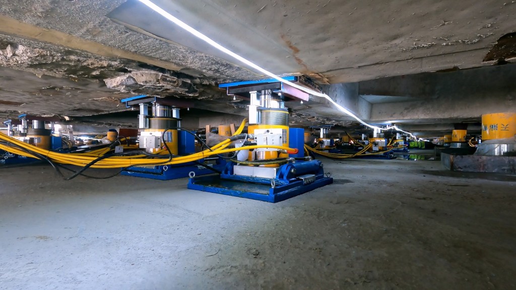 Cả khu nhà nặng 7.500 tấn bất ngờ "biến mất" khỏi vị trí cũ: Choáng thật sự với 'thần đèn' Trung Quốc - Ảnh 2.