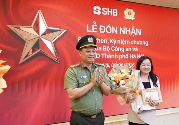 Bộ Công an tặng bằng khen cho SHB - Ảnh 4. Bộ Công an tặng bằng khen cho SHB - Ảnh 4.