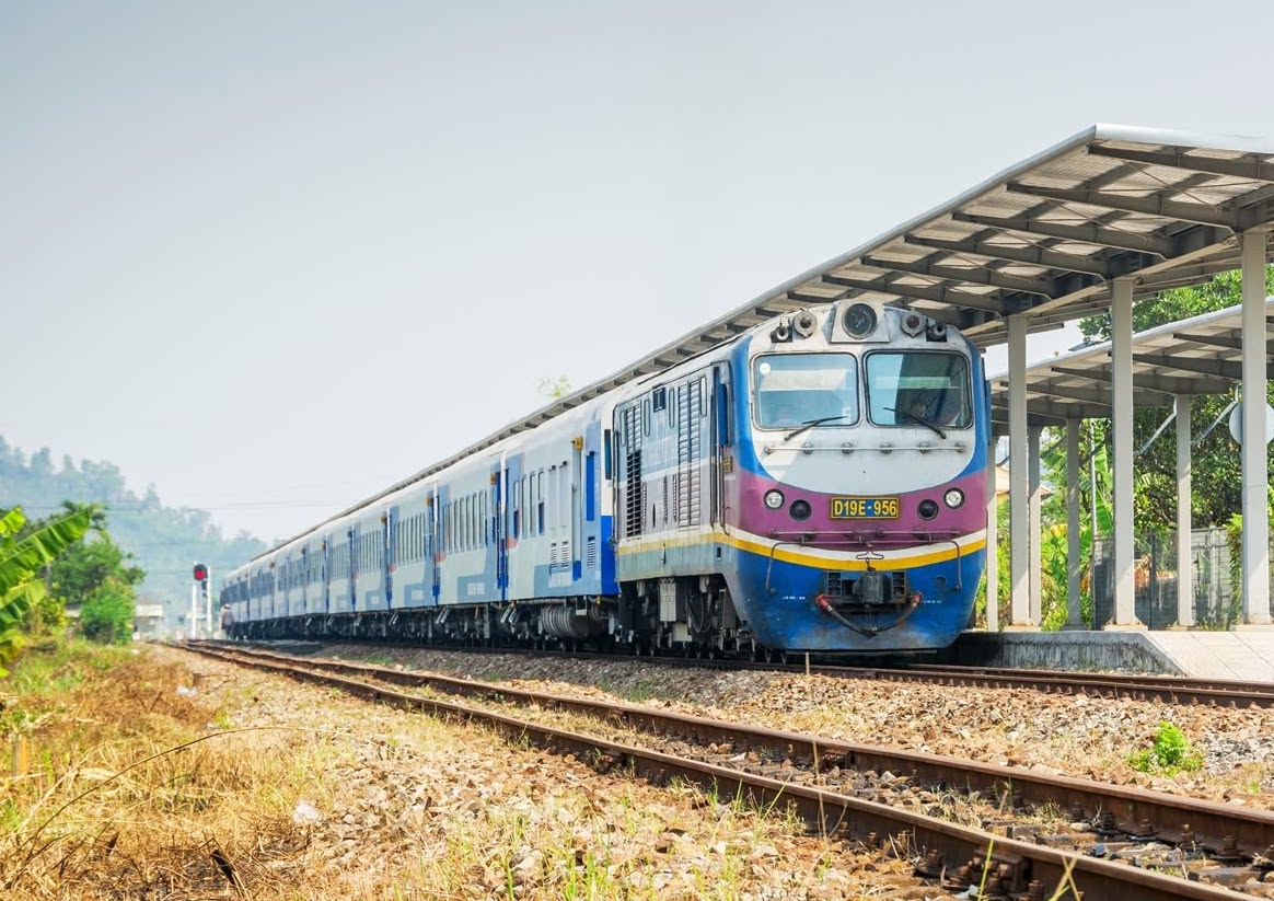 Hàng loạt tuyến tàu và chặng bay giảm giá vé kích cầu du lịch hè - Ảnh 2.