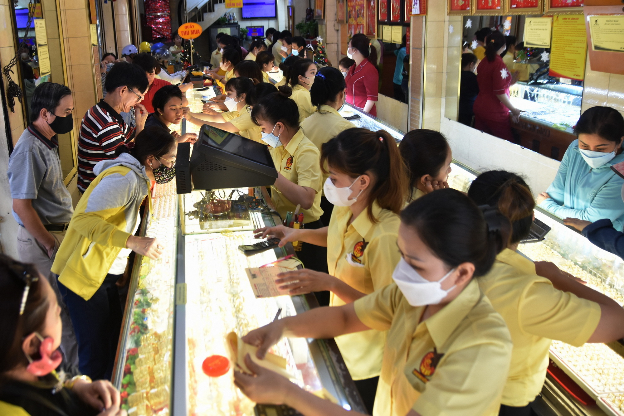 Giá vàng hôm nay 10-6: Vàng thế giới "bốc hơi" hơn 100 USD - Ảnh 1.
