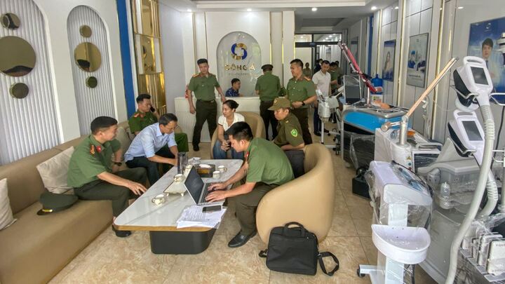 Shipper học hết lớp 9 đóng vai bác sĩ, tạo hình thẩm mỹ phụ khoa cho khách- Ảnh 2.