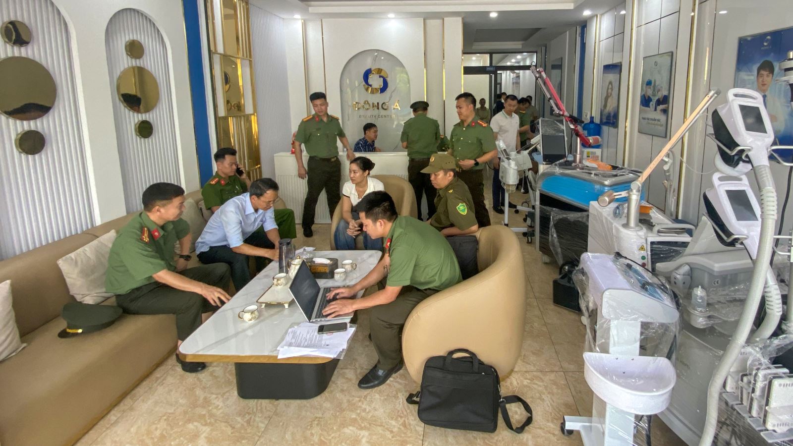 Khám xét khẩn cấp hàng loạt spa làm đẹp, bắt bà chủ Nguyễn Thị Thu Hà SN 1991- Ảnh 2.