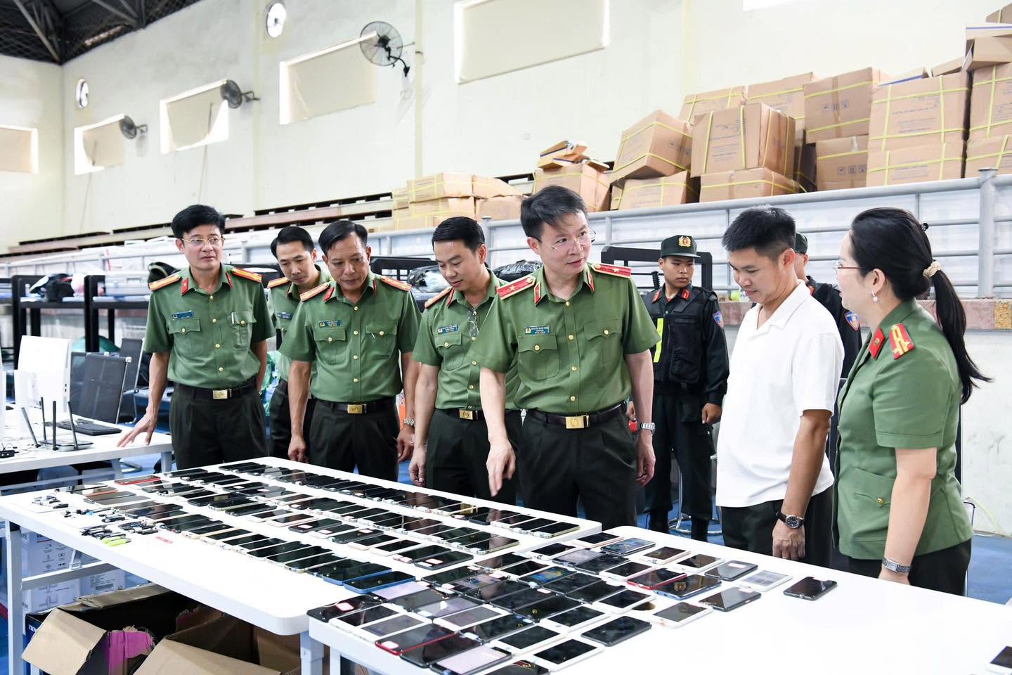 Đột kích Trung tâm lừa đảo quy mô 'khủng' ngay tại Việt Nam, bắt khẩn cấp Trần Thị Thu Hường và 4 người- Ảnh 6.