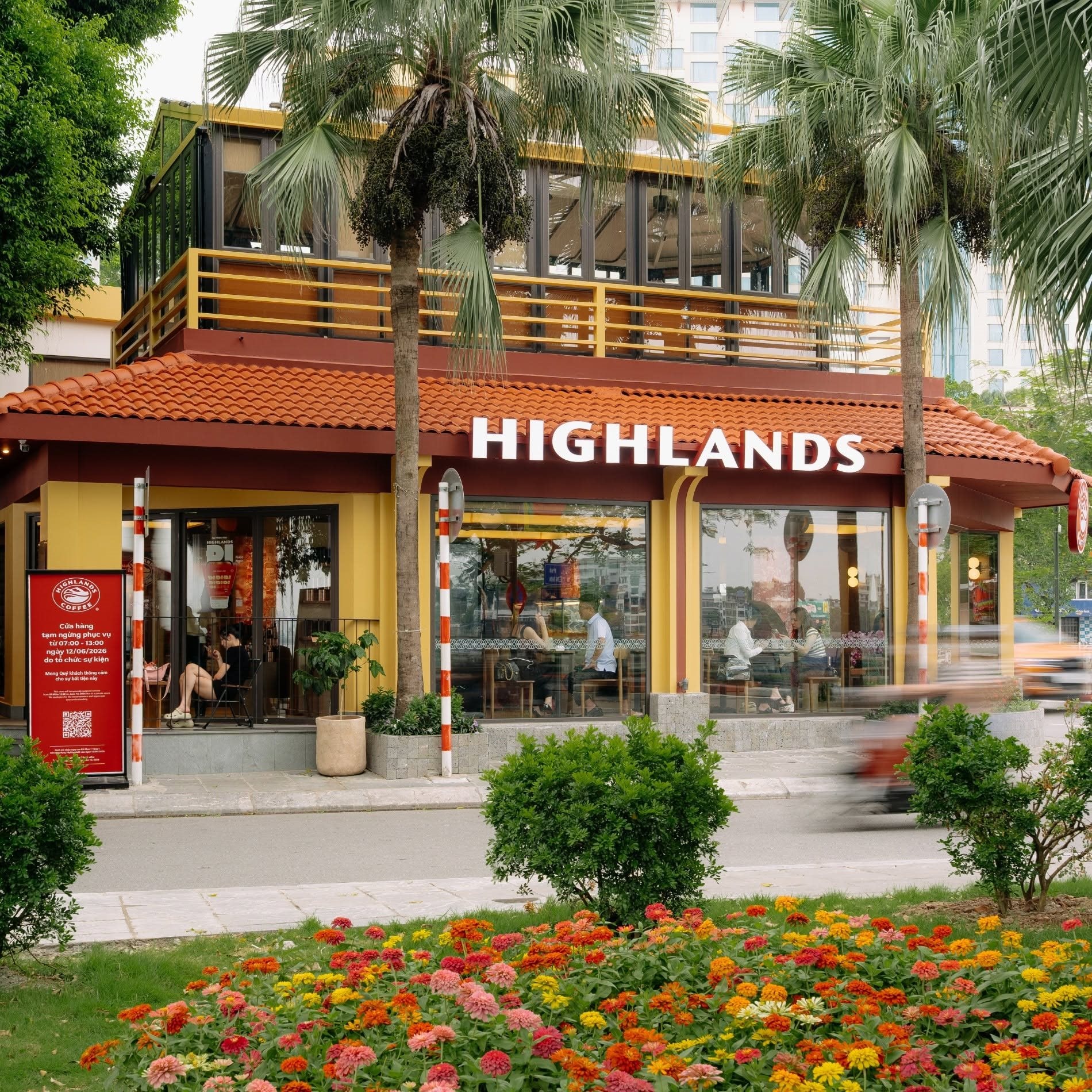 Highlands Coffee mở cửa hàng thứ 1.000 tại con đường lãng mạn nhất Hà Nội- Ảnh 1.