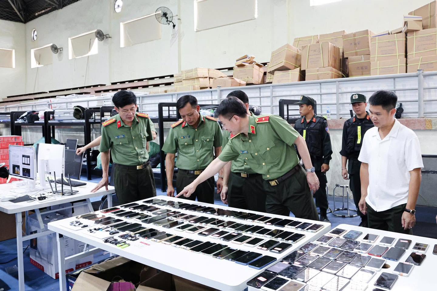 Đột kích Trung tâm lừa đảo quy mô 'khủng' ngay tại Việt Nam, bắt khẩn cấp Trần Thị Thu Hường và 4 người- Ảnh 8.