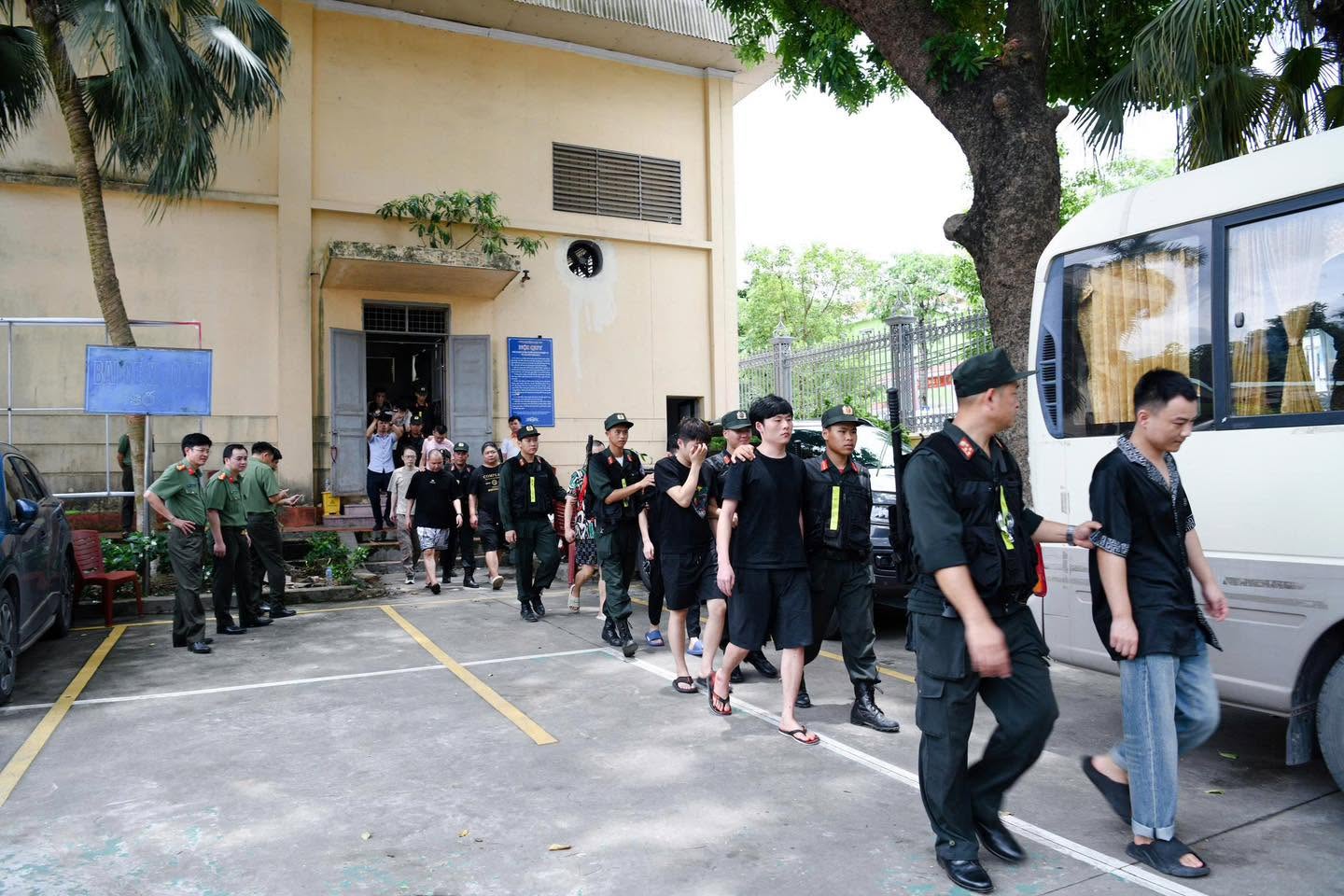 Đột kích Trung tâm lừa đảo quy mô 'khủng' ngay tại Việt Nam, bắt khẩn cấp Trần Thị Thu Hường và 4 người- Ảnh 12.