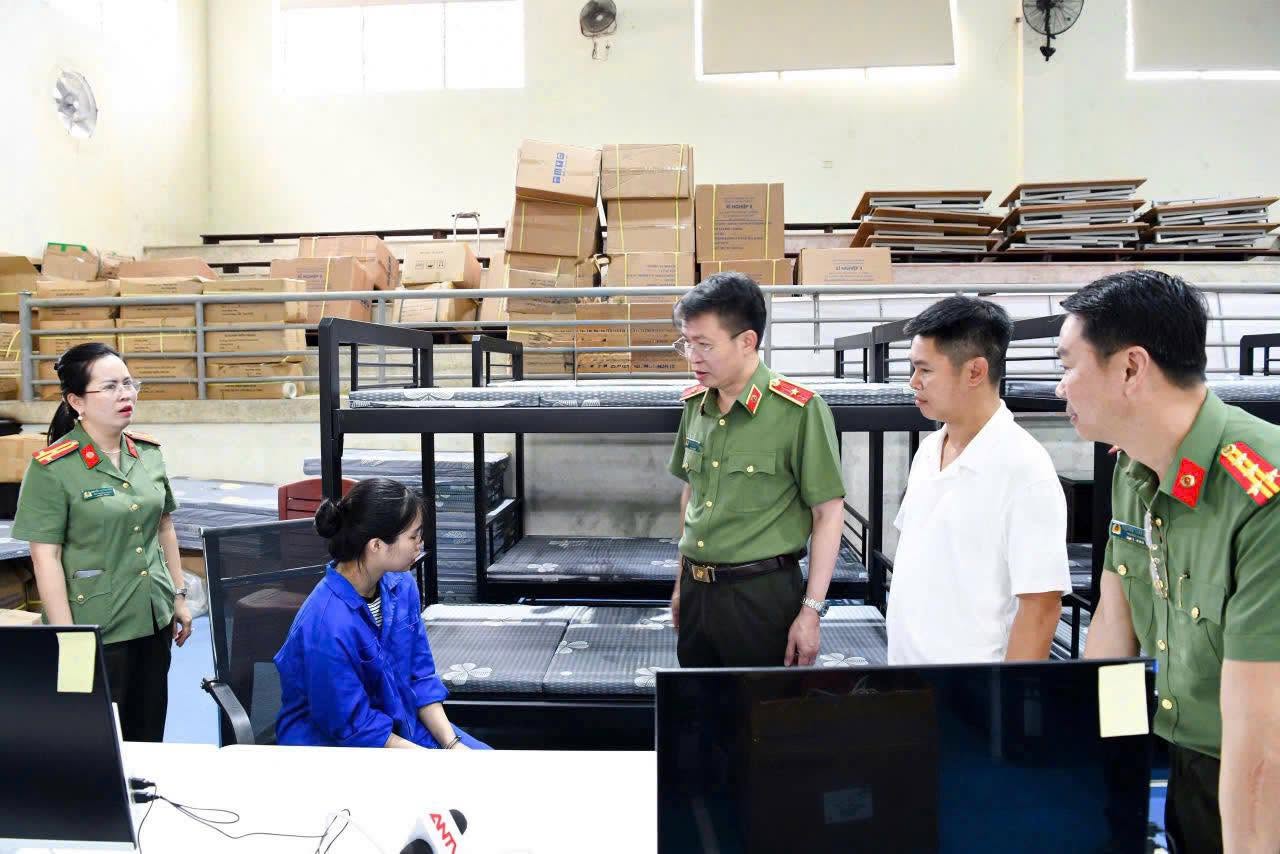 Đột kích Trung tâm lừa đảo quy mô 'khủng' ngay tại Việt Nam, bắt khẩn cấp Trần Thị Thu Hường và 4 người- Ảnh 7.