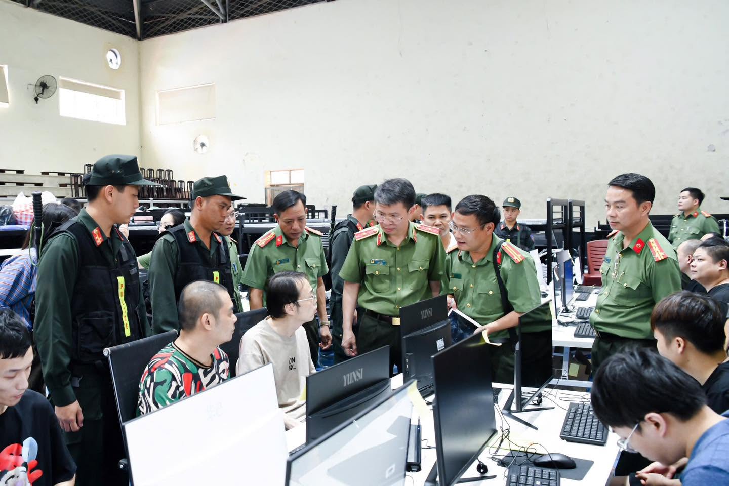 Đột kích Trung tâm lừa đảo quy mô 'khủng' ngay tại Việt Nam, bắt khẩn cấp Trần Thị Thu Hường và 4 người- Ảnh 2.