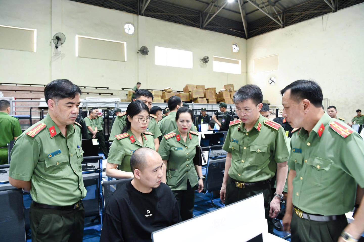 Đột kích Trung tâm lừa đảo quy mô 'khủng' ngay tại Việt Nam, bắt khẩn cấp Trần Thị Thu Hường và 4 người- Ảnh 5.