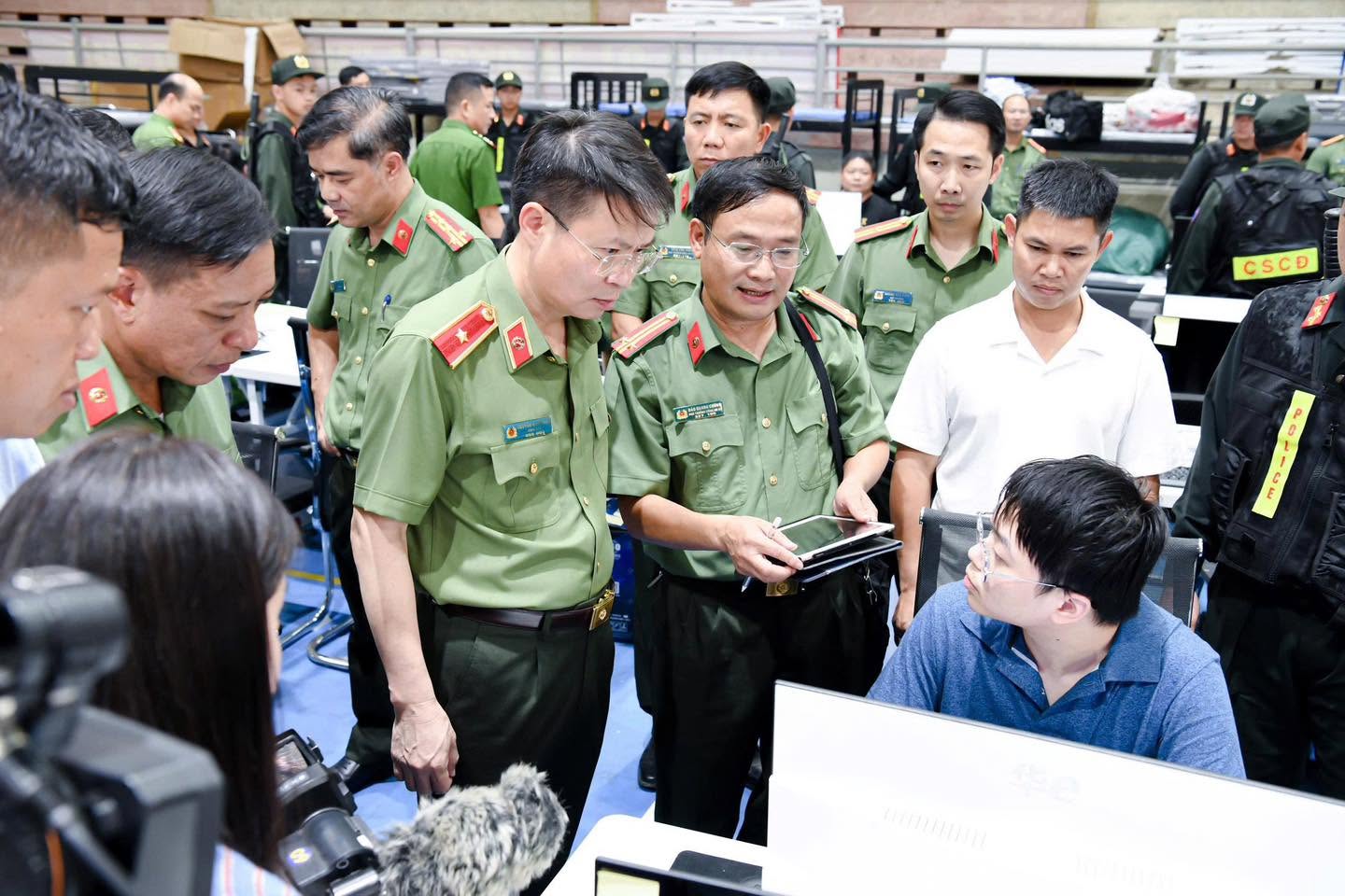 Đột kích Trung tâm lừa đảo quy mô 'khủng' ngay tại Việt Nam, bắt khẩn cấp Trần Thị Thu Hường và 4 người- Ảnh 3.