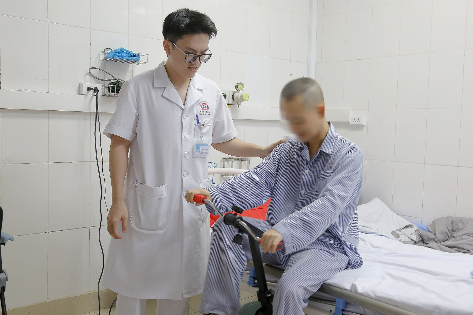 Ngừng tim khi chơi thể thao, người đàn ông thoát cửa tử nhờ triển khai sớm một kỹ thuật - Ảnh 2.