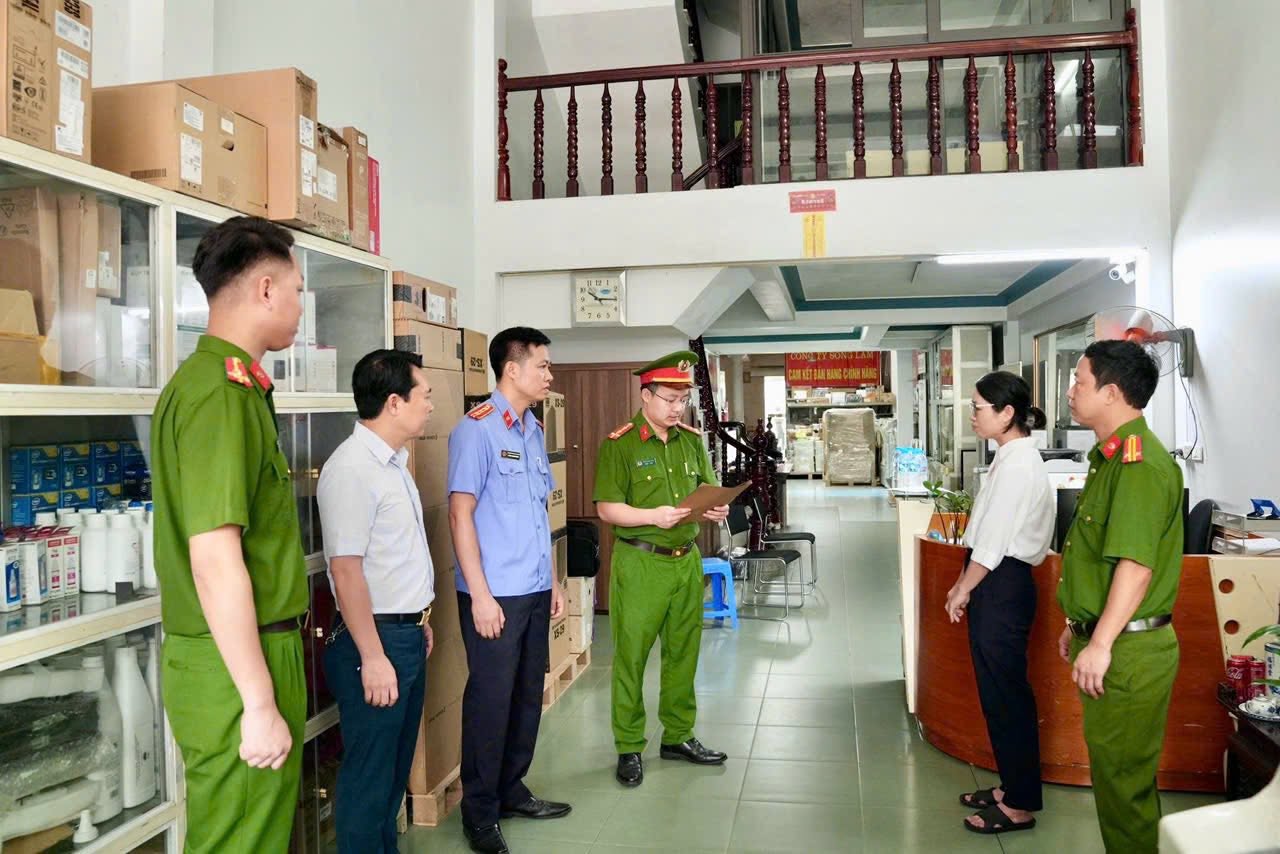 Khám xét khẩn cấp 5 công ty cung cấp máy tính, "cài win", crack phần mềm lậu cho hàng trăm máy tính, khởi tố hàng loạt giám đốc- Ảnh 2.