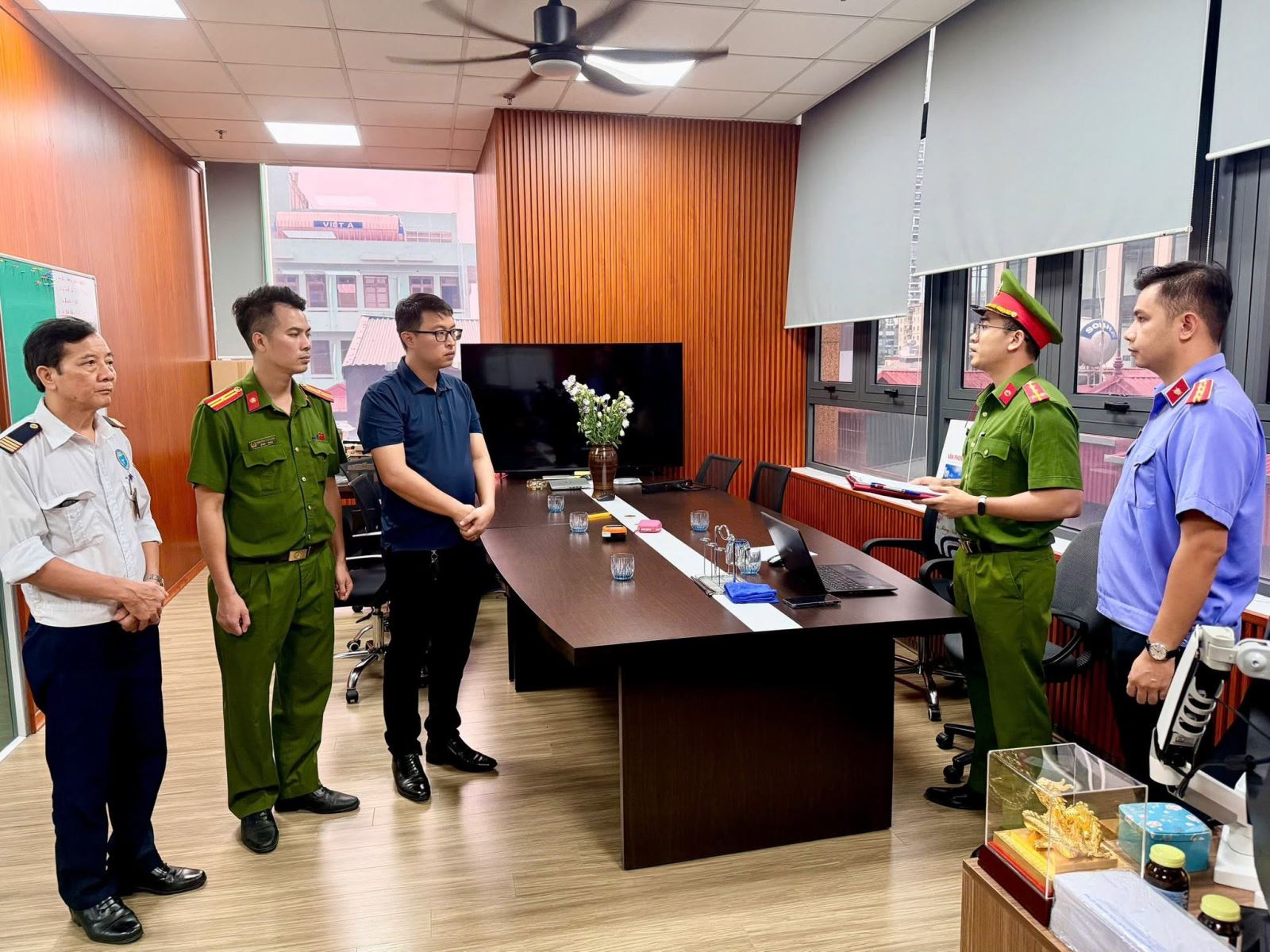 Khám xét khẩn cấp 5 công ty cung cấp máy tính, "cài win", crack phần mềm lậu cho hàng trăm máy tính, khởi tố hàng loạt giám đốc- Ảnh 4.