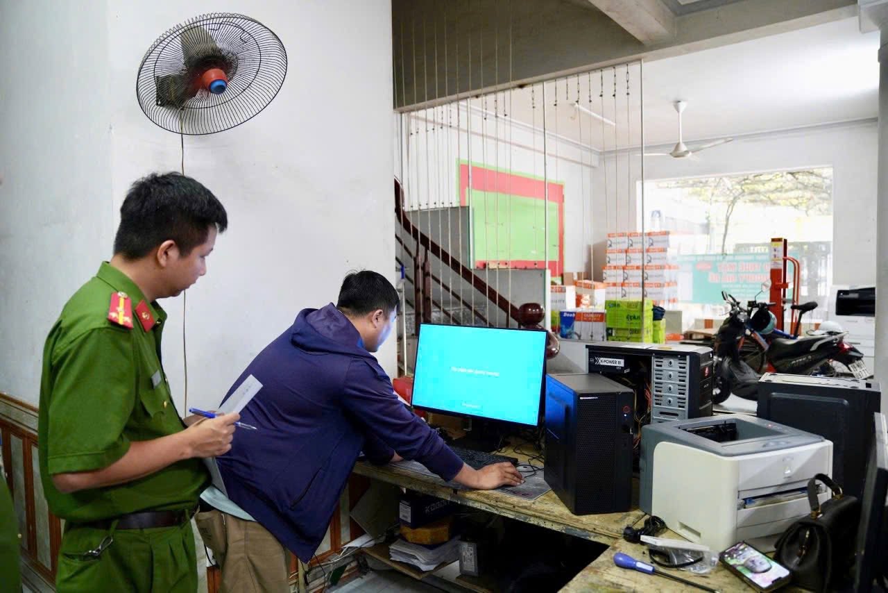 Khám xét khẩn cấp 5 công ty cung cấp máy tính, "cài win", crack phần mềm lậu cho hàng trăm máy tính, khởi tố hàng loạt giám đốc- Ảnh 3.