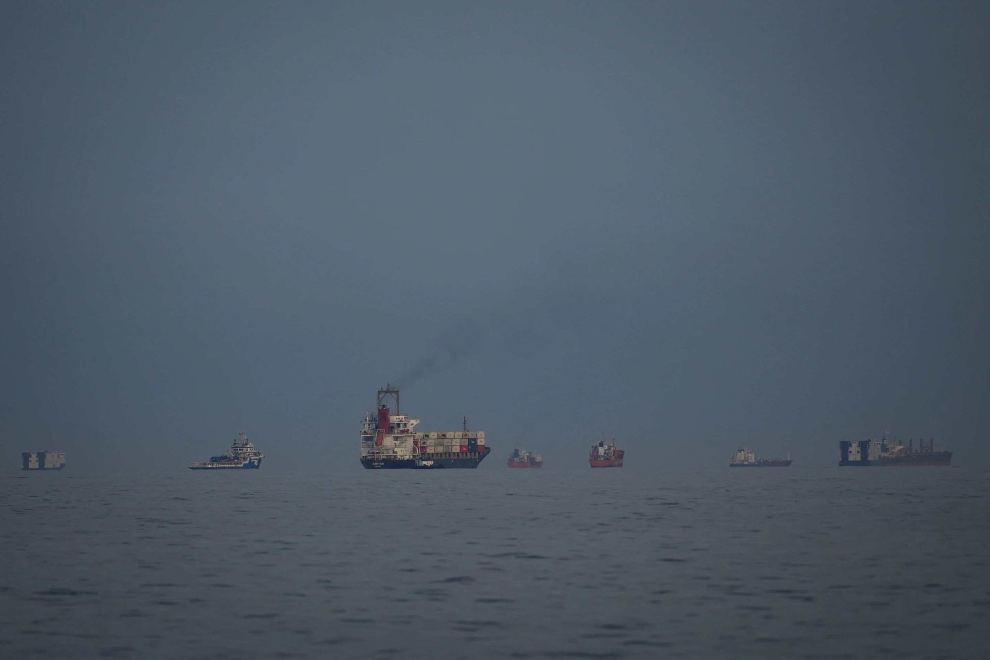 Iran tuyên bố đóng Hormuz, Mỹ nói vẫn đưa dầu qua đây - Ảnh 1.
