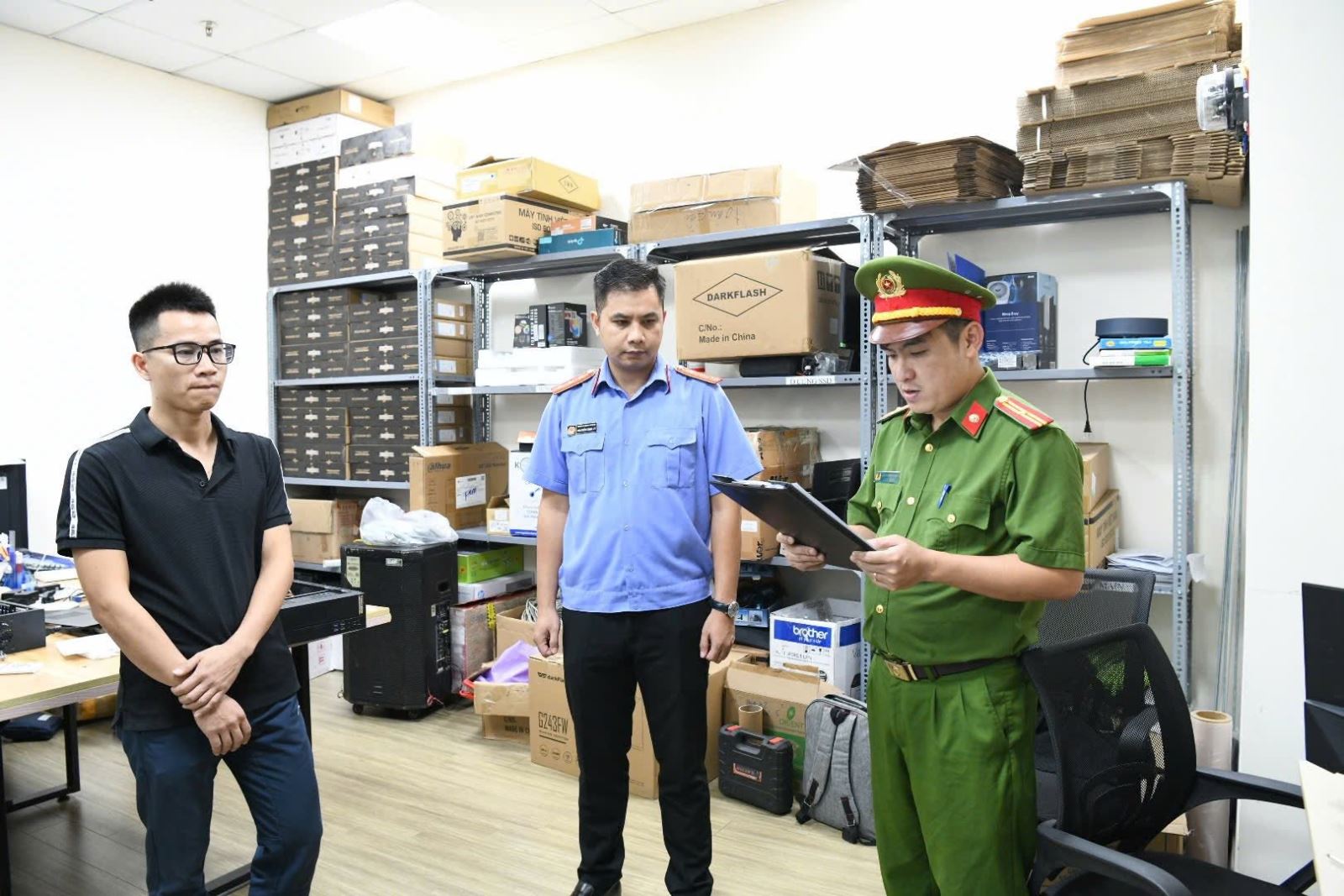 Khám xét khẩn cấp 5 công ty cung cấp máy tính, "cài win", crack phần mềm lậu cho hàng trăm máy tính, khởi tố hàng loạt giám đốc- Ảnh 5.