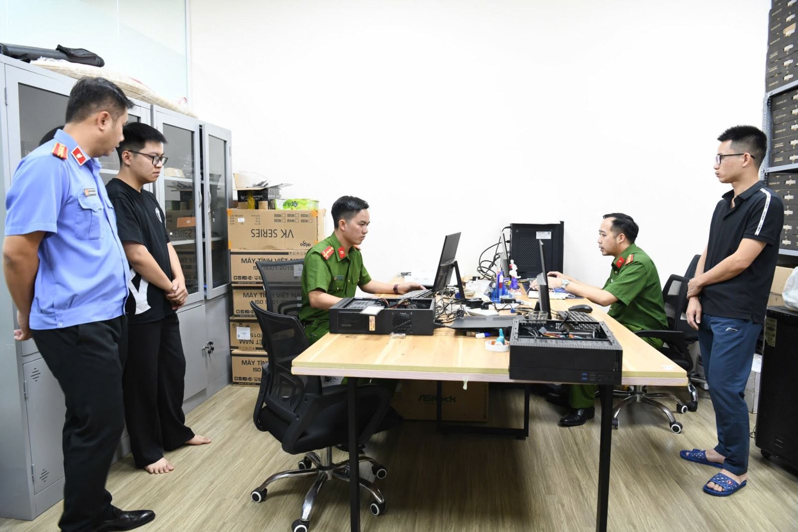 Khám xét khẩn cấp 5 công ty cung cấp máy tính, "cài win", crack phần mềm lậu cho hàng trăm máy tính, khởi tố hàng loạt giám đốc- Ảnh 6.