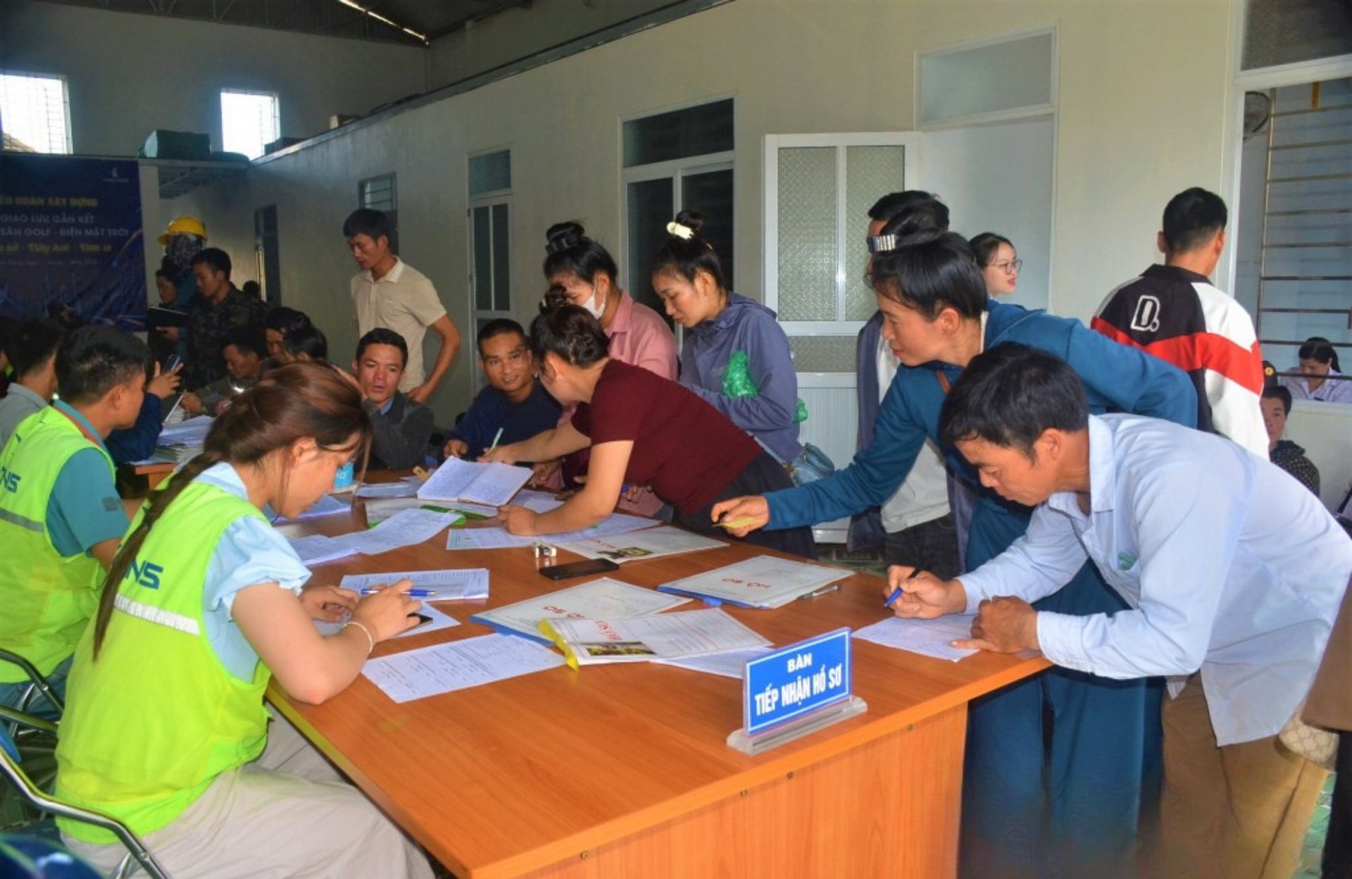 Tỷ phú Phạm Nhật Vượng tuyển công nhân xây dựng tại tỉnh miền núi cho dự án gần 1 tỷ USD, thu nhập tới 33 triệu đồng/tháng- Ảnh 1.