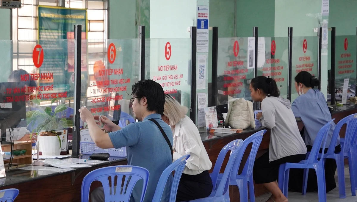 Hơn 245.000 người hưởng trợ cấp thất nghiệp sau 5 tháng - Ảnh 1.