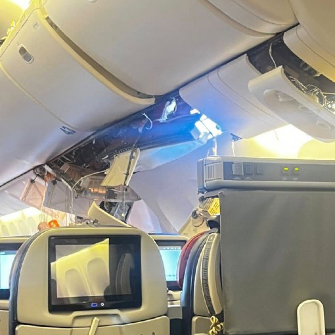 Boeing 777 chở 267 người đâm toác cột radar, hiện trường tan hoang- Ảnh 3. Boeing 777 chở 267 người đâm toác cột radar, hiện trường tan hoang- Ảnh 3.