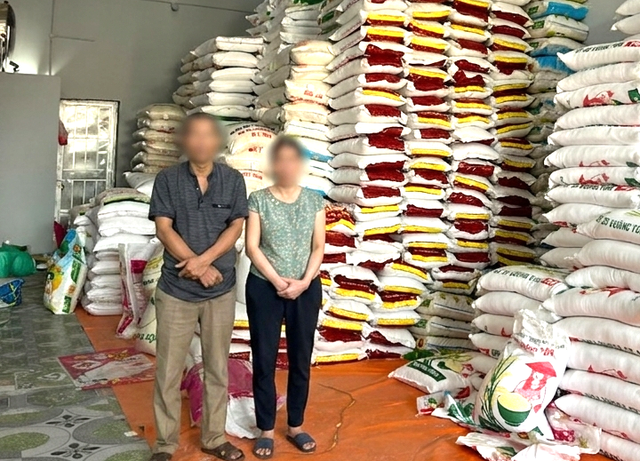 Thi hành lệnh bắt tạm giam bà chủ bán gạo Nguyễn Thị Yến SN 1971 và chồng- Ảnh 1.