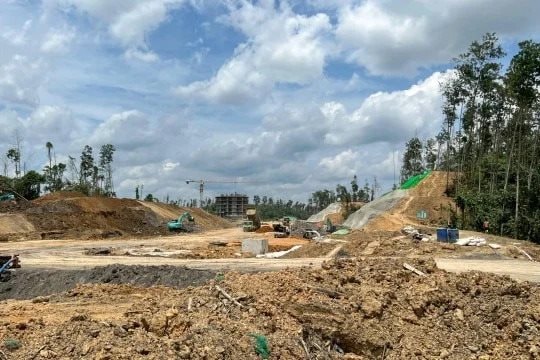Phát hiện loạt xe ủi Trung Quốc rầm rộ san phẳng rừng rậm, xây công trình 'thế kỷ' trị giá hàng chục tỷ USD, rộng gần 2.600 km² tại nước láng giềng Việt Nam- Ảnh 1.