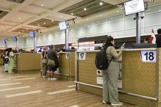Bê bối tham nhũng rúng động nước Đông Nam Á: Loạt quan chức xuất nhập cảnh bị bắt vì 'vòi' 230 tỷ đồng từ người nước ngoài, cựu thứ trưởng bỏ túi 160 triệu/tuần, hơn 35 cán bộ có nguồn thu bất chính- Ảnh 1.
