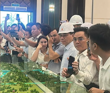 Tỷ phú Phạm Nhật Vượng trực tiếp đi thị sát “siêu đô thị” 59.000 tỷ đồng, là nơi ở tương lai của 200.000 cư dân - Ảnh 2.
