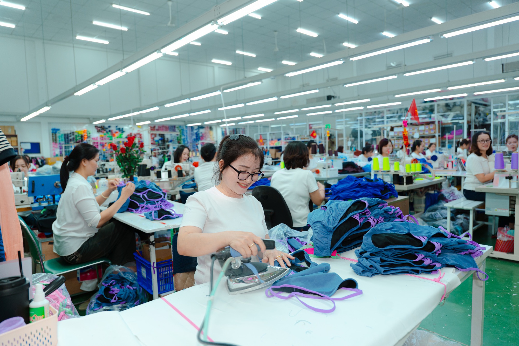 Đồ Bơi Xuân Thu thay áo mới sau 50 năm: Khát vọng trẻ hóa một biểu tượng Việt - Ảnh 2.