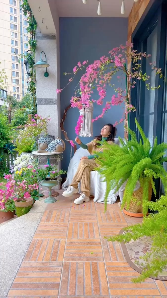 Từ chối xu hướng xây kín ban công, người phụ nữ biến khoảng không ngoài trời thành góc thư giãn khiến ai cũng muốn học theo - Ảnh 6.