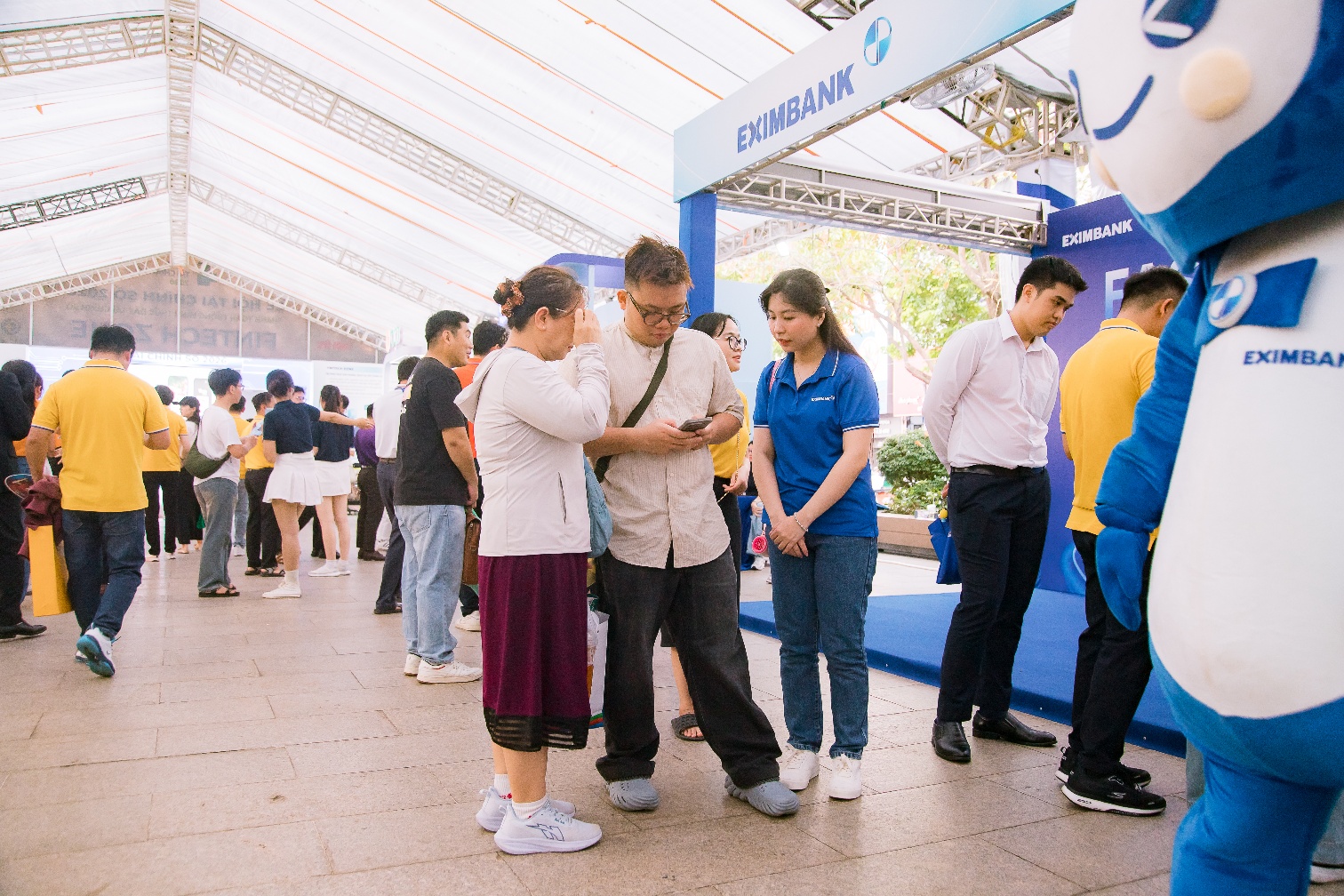 Eximbank đẩy mạnh giải pháp quản lý dòng tiền cho hộ kinh doanh - Ảnh 2.