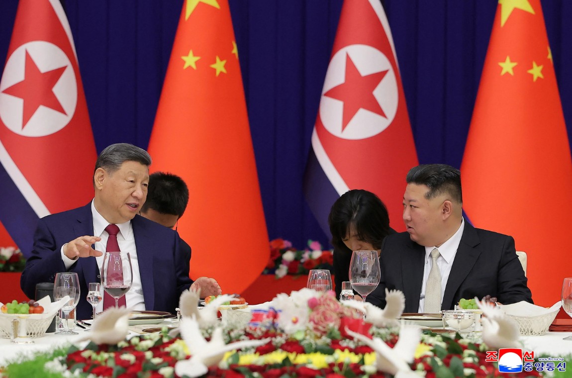 Chủ tịch Trung Quốc thăm Triều Tiên sau 7 năm: Tam giác chiến lược mới dần hình thành - “Bàn cờ” Đông Bắc Á nóng lên- Ảnh 2.