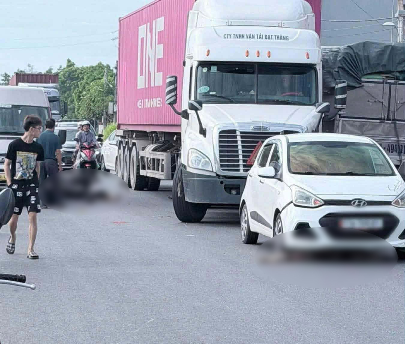 Camera 1 phút trước bi kịch khiến đôi nam nữ đi xe máy tử vong ở Hưng Yên - Ảnh 1.