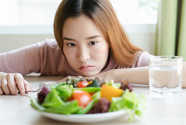 Nhiều người uống nước đá, trà sữa để giải nhiệt nhưng không biết cơ thể đang cần thứ khác: 7 loại rau bán đầy chợ Việt này mới nên ăn- Ảnh 1.