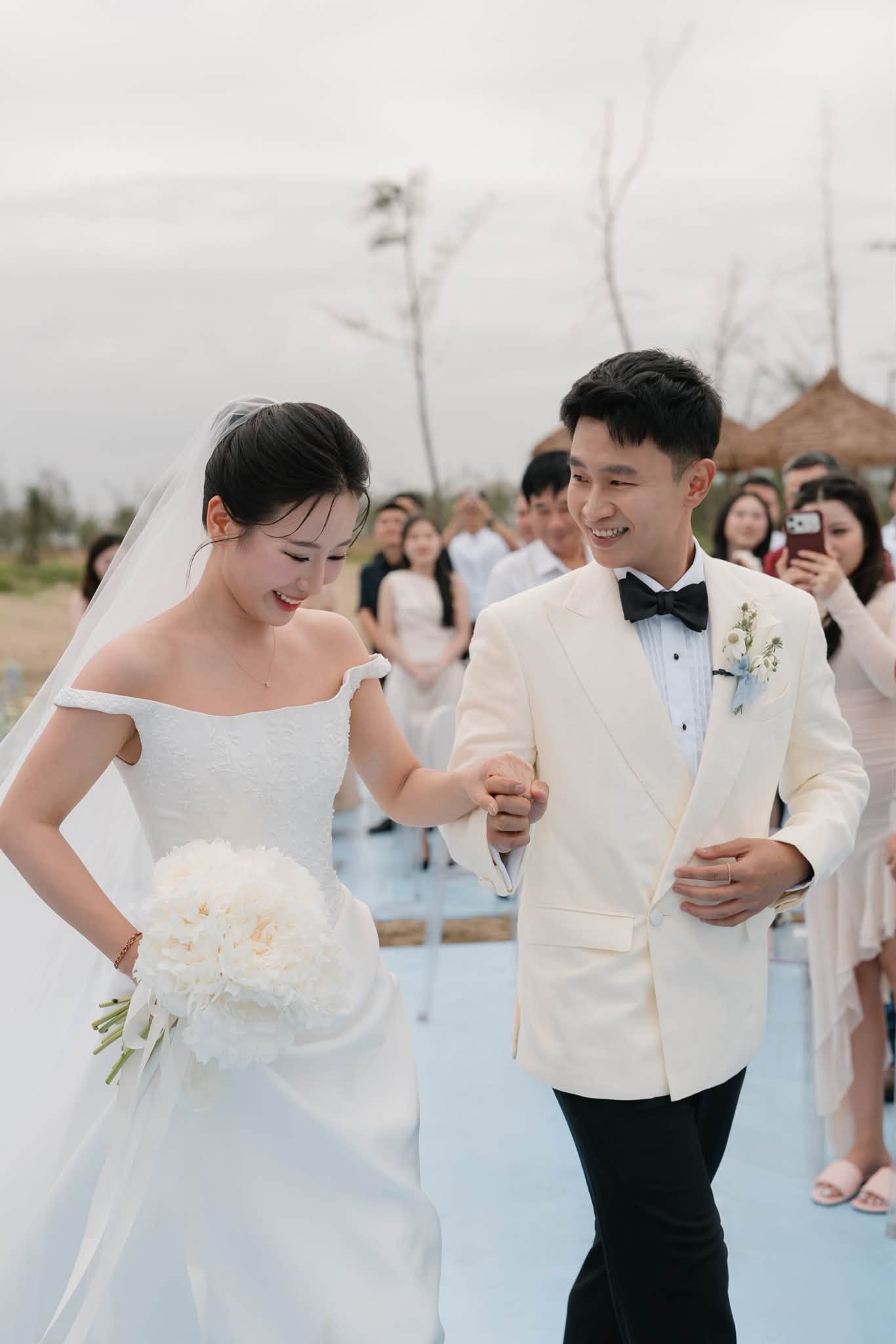 Bó hoa cưới nặng 5kg của tiểu thư Hà Tĩnh vướng tranh cãi- Ảnh 6.