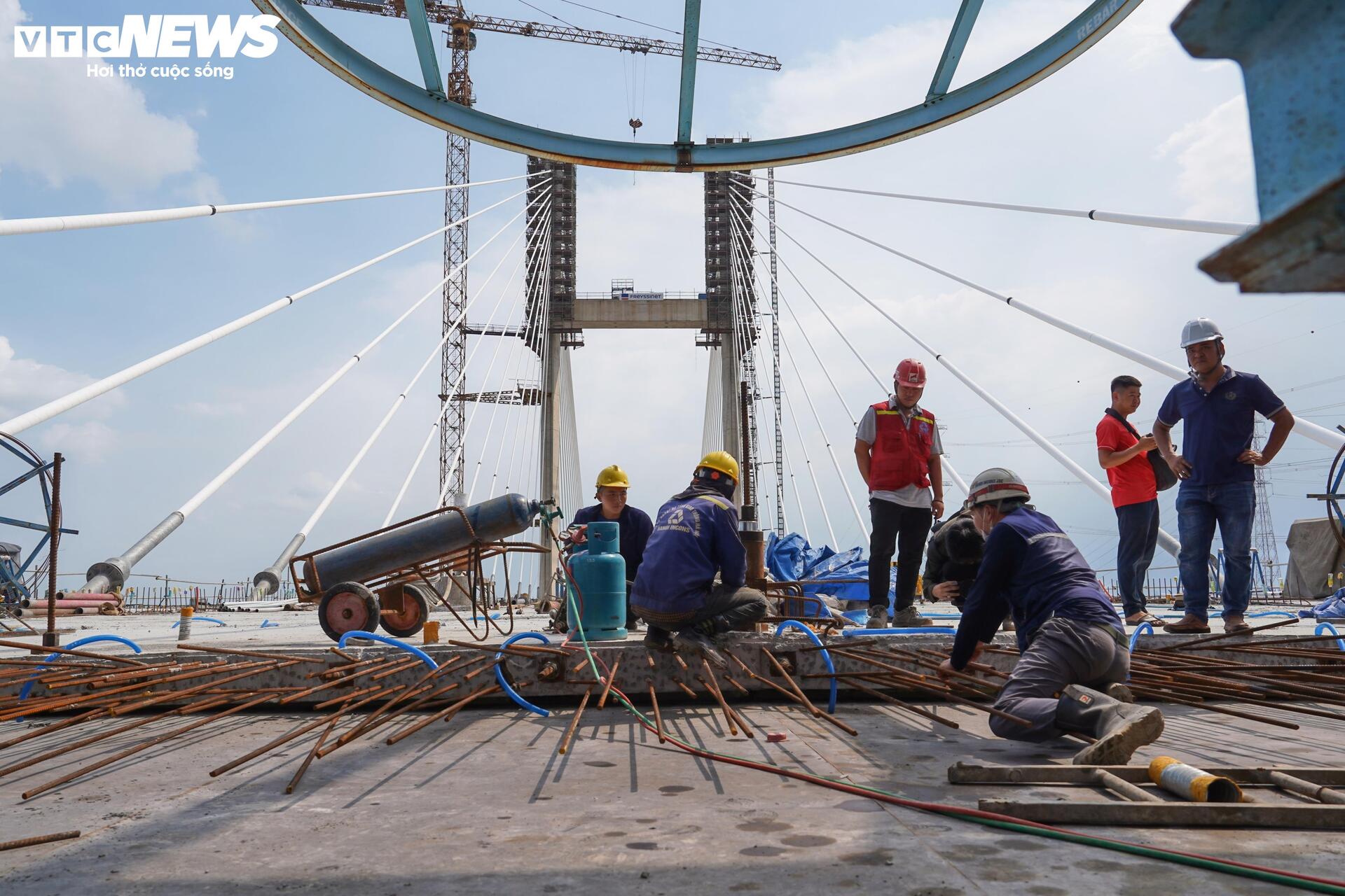 Cầu dây văng có tĩnh không cao nhất Việt Nam 'nằm chờ' cao tốc thông tuyến- Ảnh 9.