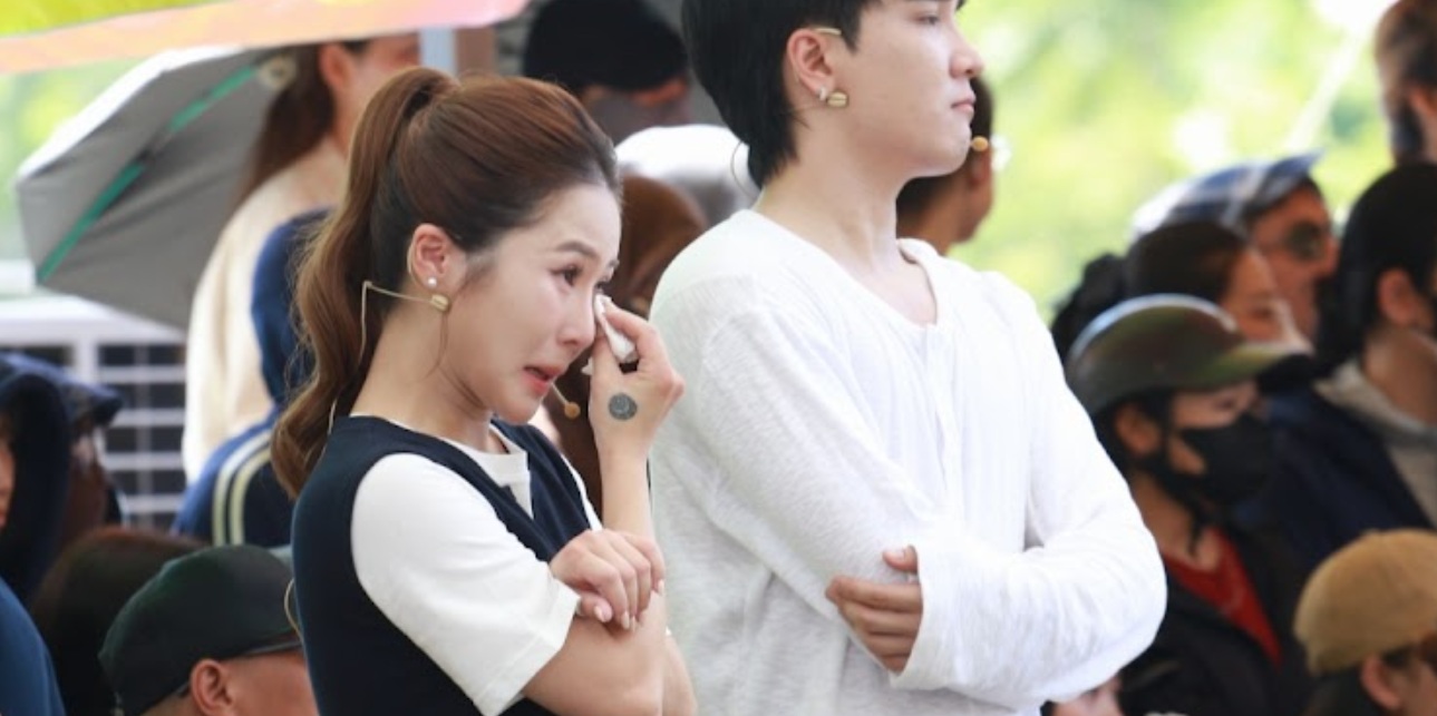 Hương Tràm về quê hương Nghệ An, bật khóc bỏ tiền túi làm một việc quan trọng- Ảnh 2.