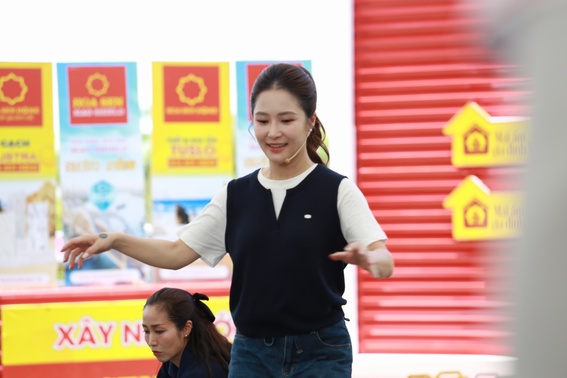 Hương Tràm về quê hương Nghệ An, bật khóc bỏ tiền túi làm một việc quan trọng- Ảnh 1.