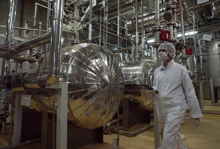 Iran gài mìn, phong tỏa kho uranium làm khó Mỹ - Ảnh 1.