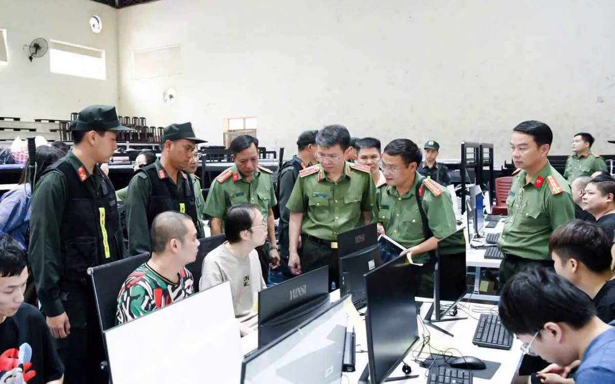 Giám đốc Công an tỉnh Phú Thọ Nguyễn Minh Tuấn trực tiếp lấy lời khai các đối tượng. Ảnh: CAPT