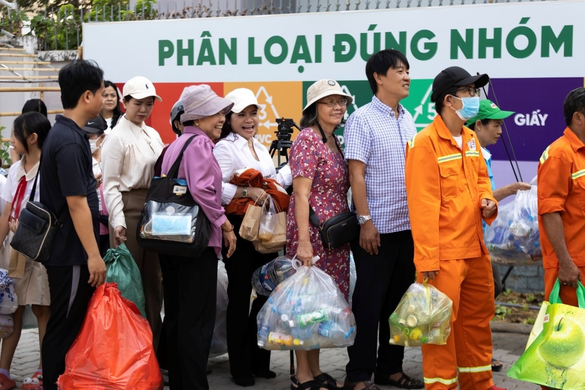 Một “ông lớn” hàng tiêu dùng cắt giảm 1.400 tấn nhựa nguyên sinh mỗi năm, đưa công nghệ vào thu hồi rác tái chế tại TP.HCM- Ảnh 1.