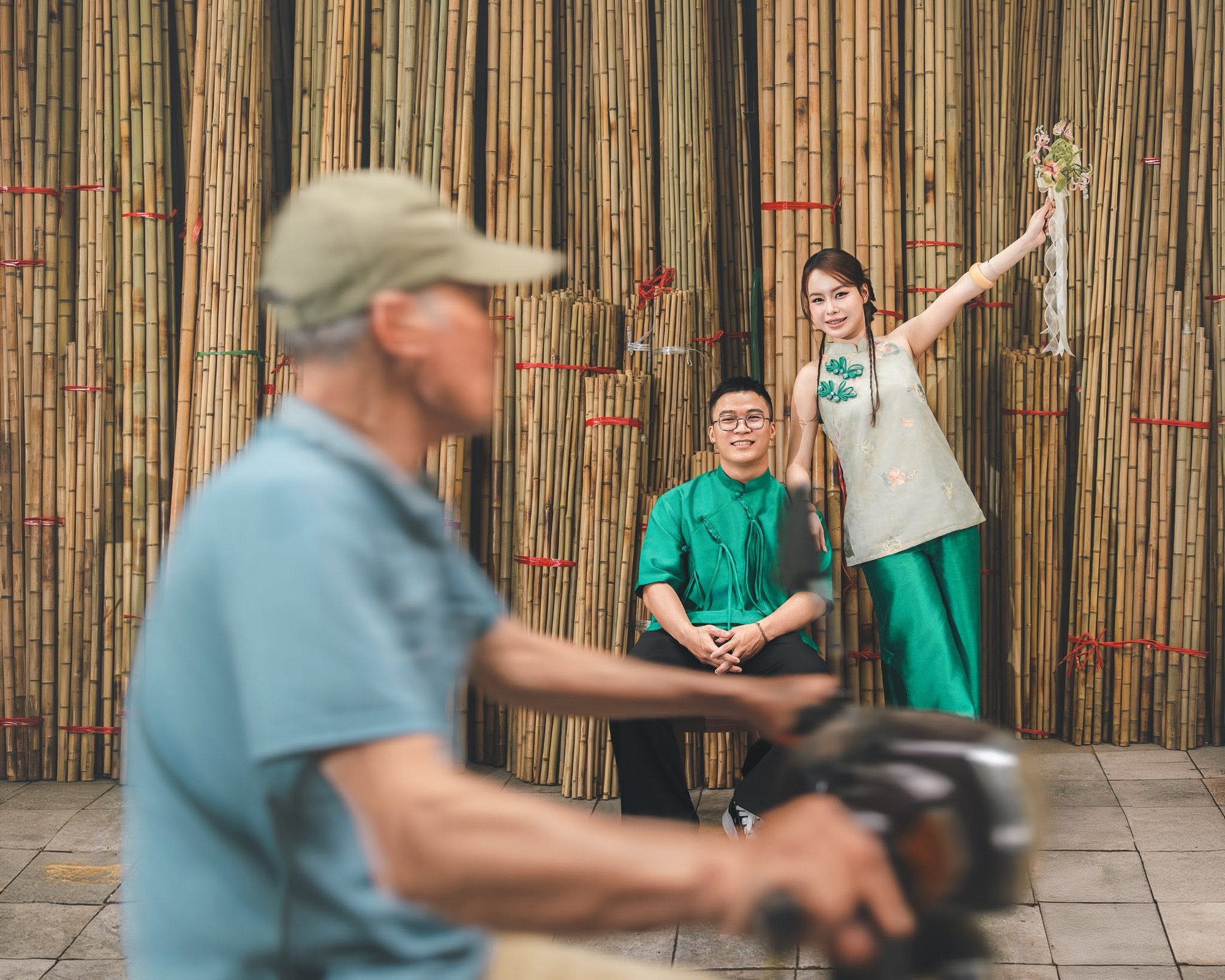 Cặp đôi biến khu chợ ở TP.HCM thành đám cưới chèn nhạc Girl Phố chất đến mức Quỳnh Anh Shyn cũng phải khen- Ảnh 5. Cặp đôi biến khu chợ ở TP.HCM thành đám cưới chèn nhạc Girl Phố chất đến mức Quỳnh Anh Shyn cũng phải khen- Ảnh 5.