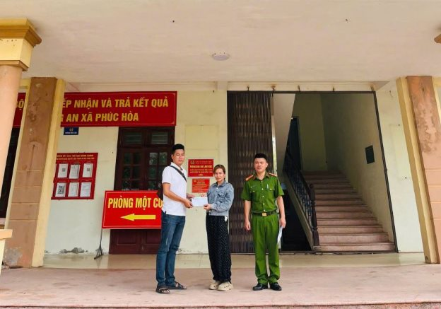 Công an cảnh báo thủ đoạn mới: không phải số điện thoại lạ, nhận cuộc gọi từ ngân hàng, người thân... vẫn có thể mất sạch tiền trong tài khoản - Ảnh 2.